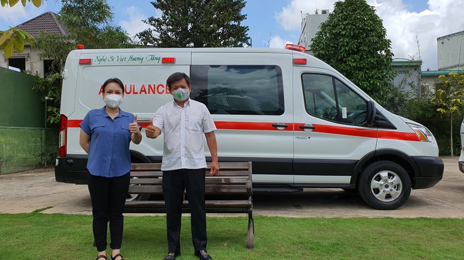 Việt Hương trao tặng xe cứu thương 2,5 tỷ cho ông Đoàn Ngọc Hải - 1 Việt Hương trao tặng xe cứu thương 2,5 tỷ cho ông Đoàn Ngọc Hải - 1