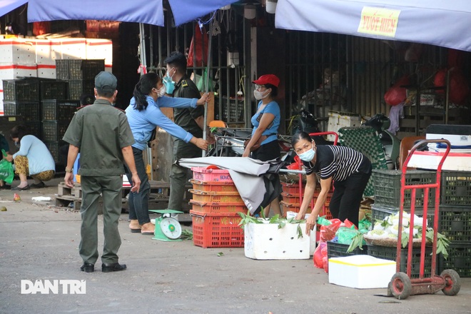 Tiểu thương sốt ruột mong chạy hàng khỏi chợ Long Biên - 7 Tiểu thương sốt ruột mong chạy hàng khỏi chợ Long Biên - 7