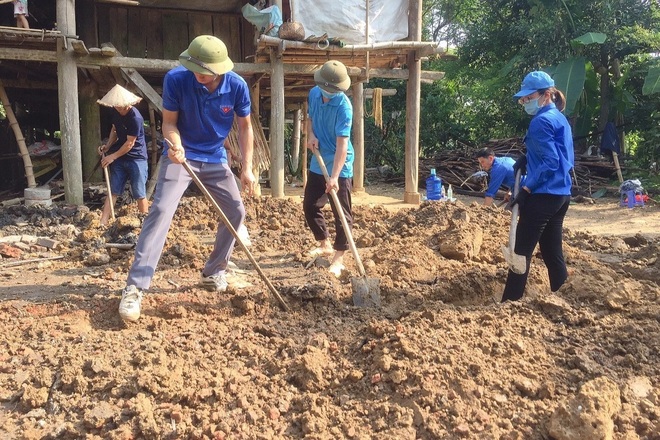Bà mẹ sinh 10 con trong nhà sàn sắp sập được xây tặng Ngôi nhà Nhân ái - 3 Bà mẹ sinh 10 con trong nhà sàn sắp sập được xây tặng Ngôi nhà Nhân ái - 3