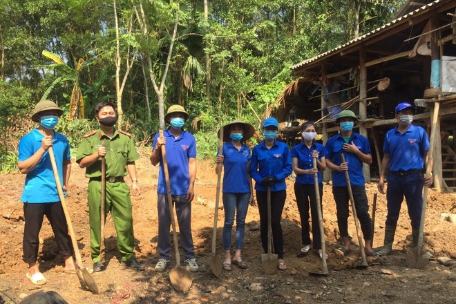 Bà mẹ sinh 10 con trong nhà sàn sắp sập được xây tặng Ngôi nhà Nhân ái - 1 Bà mẹ sinh 10 con trong nhà sàn sắp sập được xây tặng Ngôi nhà Nhân ái - 1