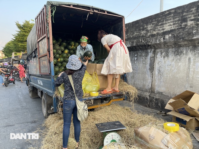 Tiểu thương sốt ruột mong chạy hàng khỏi chợ Long Biên - 5 Tiểu thương sốt ruột mong chạy hàng khỏi chợ Long Biên - 5