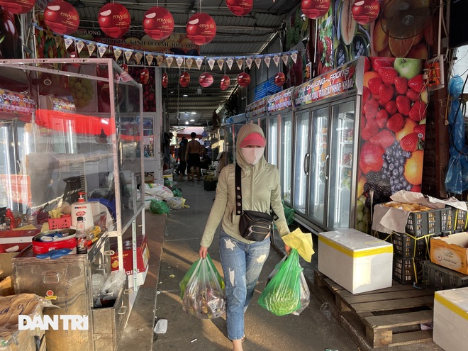 Tiểu thương sốt ruột mong chạy hàng khỏi chợ Long Biên - 6 Tiểu thương sốt ruột mong chạy hàng khỏi chợ Long Biên - 6
