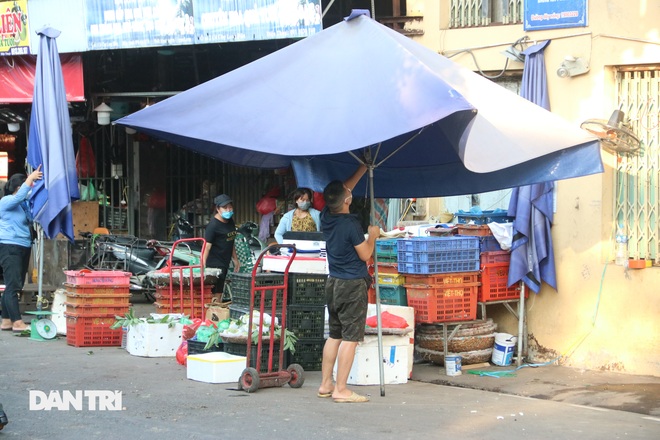 Tiểu thương sốt ruột mong chạy hàng khỏi chợ Long Biên - 4 Tiểu thương sốt ruột mong chạy hàng khỏi chợ Long Biên - 4