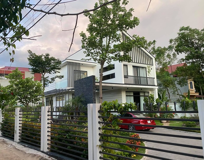 nhavuon2 1627954818011 - D&acirc;n tr&iacute; &ndash; Ng&ocirc;i nh&agrave; rộng gần 200m2 ở c&oacute; đủ cả hồ bơi, ao c&aacute;, vườn c&acirc;y, g&acirc;y ấn tượng mạnh tr&ecirc;n tạp ch&iacute; Mỹ.