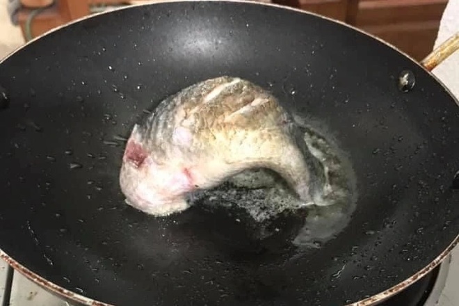 Vào bếp ngày giãn cách: Cô gái cầu cứu dân mạng vì con cá ưỡn trên chảo rán - 1 Vào bếp ngày giãn cách: Cô gái cầu cứu dân mạng vì con cá ưỡn trên chảo rán - 1