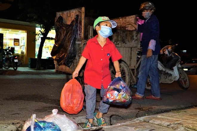 Chuyện chưa kể về cậu bé 8 tuổi dắt em đi bộ giữa đêm lên Cần Thơ tìm cha - 2 Chuyện chưa kể về cậu bé 8 tuổi dắt em đi bộ giữa đêm lên Cần Thơ tìm cha - 2