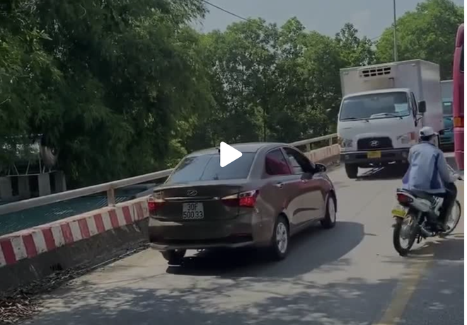 Lấn làn ngược chiều thay vì xếp hàng, tài xế xe con phải đi lùi cả chục mét - 1 Lấn làn ngược chiều thay vì xếp hàng, tài xế xe con phải đi lùi cả chục mét - 1