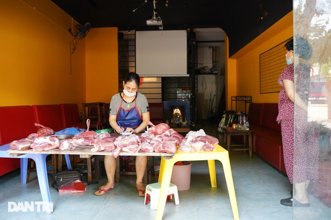 Hà Nội: Kỳ lạ việc quán cà phê bán thịt, quán nhậu bán rau trong mùa dịch