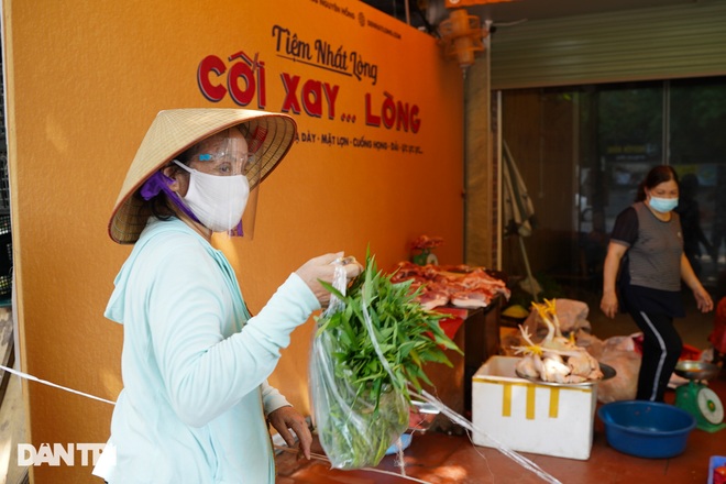 Hà Nội: Kỳ lạ việc quán cà phê bán thịt, quán nhậu bán rau trong mùa dịch