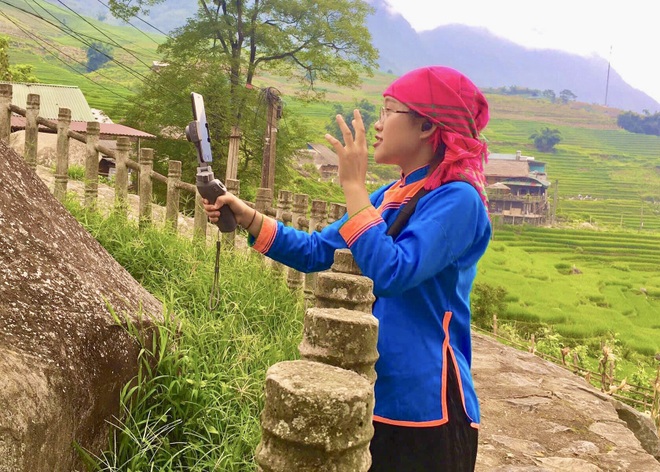 Ethnic girl opens online tour, bringing tourists to explore Sapa through the screen - 1