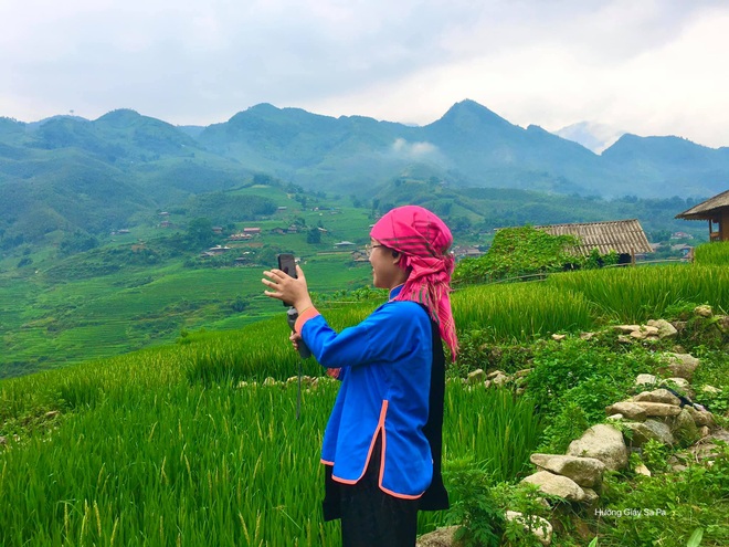 Ethnic girl opens online tour, taking tourists to discover Sa Pa through the screen - 4