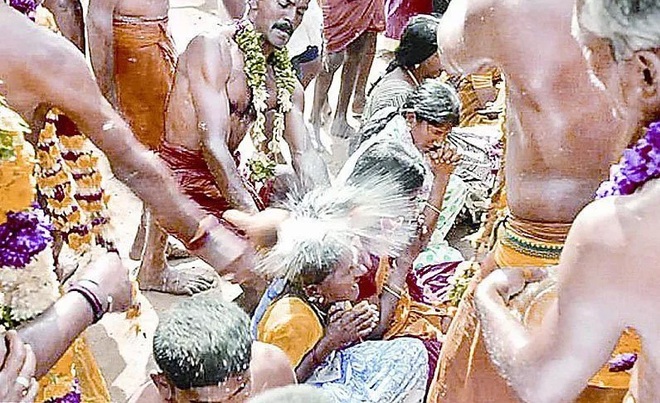 Rợn người 5 lễ hội, nghi lễ kỳ quái ở Ấn Độ - 4