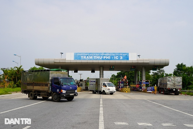 Bị cấm cửa vào Hà Nội, vì sao tài xế phải nộp phí cao tốc để quay đầu? - 1 Bị cấm cửa vào Hà Nội, vì sao tài xế phải nộp phí cao tốc để quay đầu? - 1