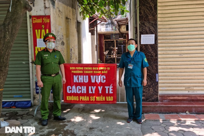 Bé gái 3 tuổi là F0 được đưa đi cách ly trong đêm ở Hà Nội - 7 Bé gái 3 tuổi là F0 được đưa đi cách ly trong đêm ở Hà Nội - 7