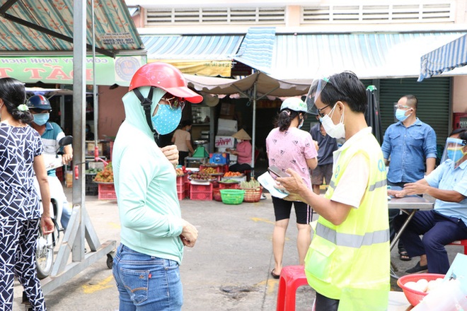 Chợ đóng cửa do Covid-19: Đề xuất mở lại khi 100% tiểu thương tiêm vắc xin - 1