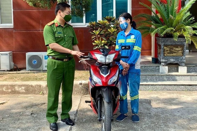 Nữ công nhân môi trường bị cướp xe giữa đường, mất một nhận về 4! - 2 Nữ công nhân môi trường bị cướp xe giữa đường, mất một nhận về 4! - 2