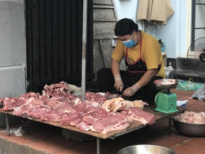 Hà Nội: Chợ đầu mối tạm đóng cửa vì có ca Covid-19, giá rau, thịt cá tăng - 1