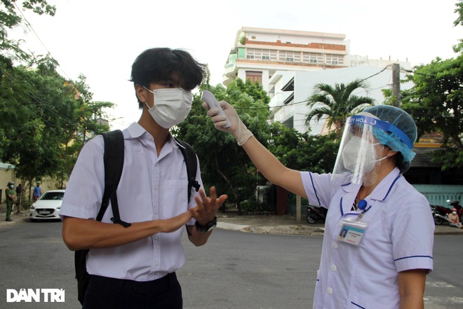 Phú Yên: Giám thị mặc đồ bảo hộ chống dịch trong phòng thi của F1 - 2 Phú Yên: Giám thị mặc đồ bảo hộ chống dịch trong phòng thi của F1 - 2