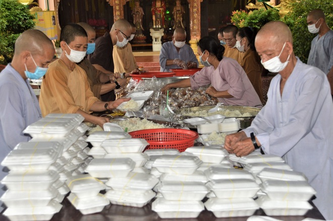 Hàng ngàn suất cơm nghĩa tình gửi những người kẹt lại bệnh viện do Covid - 5 Hàng ngàn suất cơm nghĩa tình gửi những người kẹt lại bệnh viện do Covid - 5