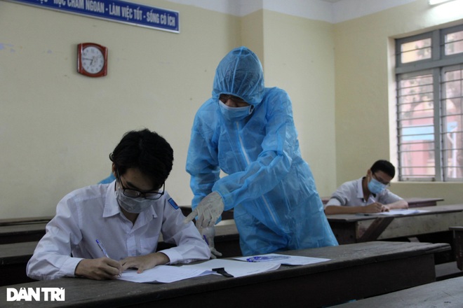 Phú Yên: Giám thị mặc đồ bảo hộ chống dịch trong phòng thi của F1 - 4 Phú Yên: Giám thị mặc đồ bảo hộ chống dịch trong phòng thi của F1 - 4