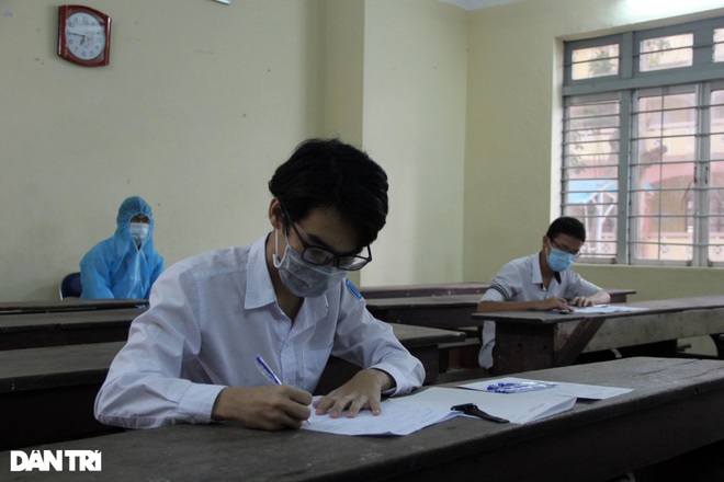 Phú Yên: Giám thị mặc đồ bảo hộ chống dịch trong phòng thi của F1 - 1 Phú Yên: Giám thị mặc đồ bảo hộ chống dịch trong phòng thi của F1 - 1