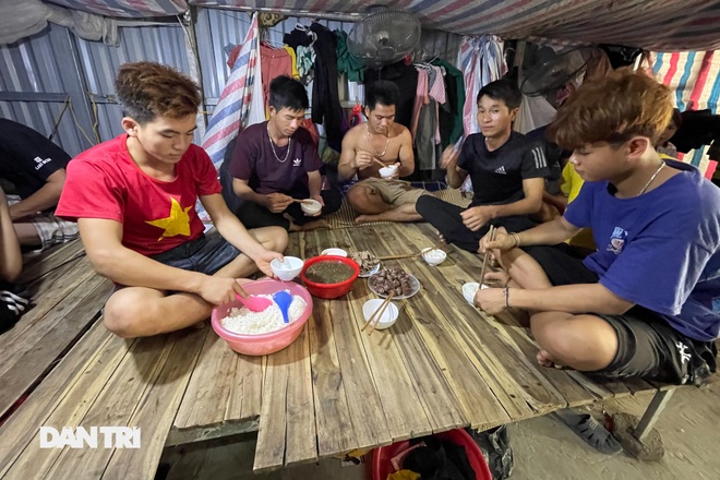 Vừa xuống Hà Nội mưu sinh thì giãn cách, mong sớm hết dịch đi làm nuôi con! - 1 Vừa xuống Hà Nội mưu sinh thì giãn cách, mong sớm hết dịch đi làm nuôi con! - 1