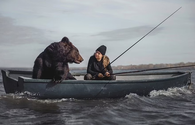 Cô gái Nga đưa gấu khủng đi câu cá - 1