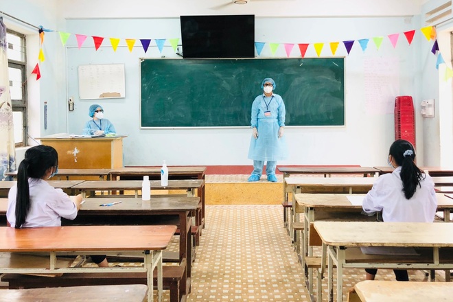 Thí sinh là F2, cán bộ coi thi mặc đồ bảo hộ kín mít - 1 Thí sinh là F2, cán bộ coi thi mặc đồ bảo hộ kín mít - 1