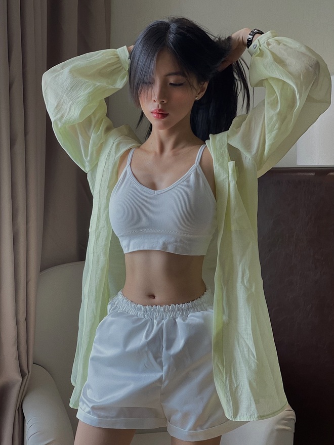 Hotgirl sở hữu vòng eo 51cm và bí quyết ở nhà vẫn đẹp ngày giãn cách - 3 Hotgirl sở hữu vòng eo 51cm và bí quyết ở nhà vẫn đẹp ngày giãn cách - 3