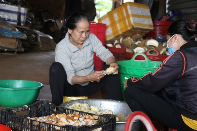 Sầu riêng hóa sầu chung, loạt vựa trái cây mất cả trăm triệu một đêm - 4 Sầu riêng hóa sầu chung, loạt vựa trái cây mất cả trăm triệu một đêm - 4