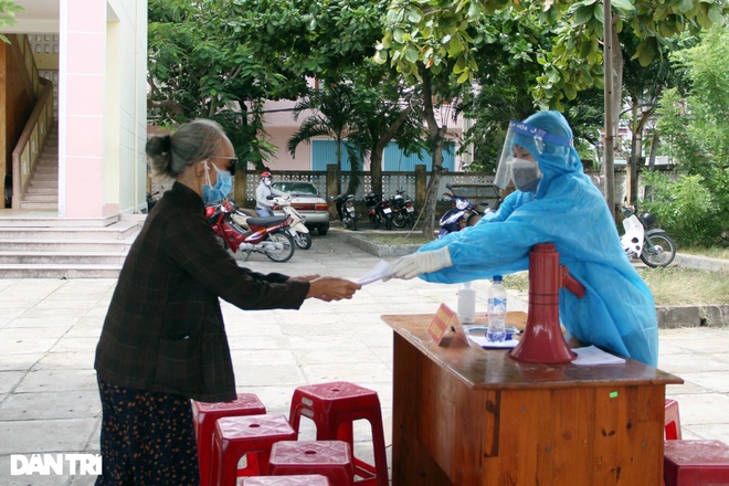 Phú Yên: Con cháu nghỉ phép đưa ông bà đi tiêm vắc xin Covid-19 - 10 Phú Yên: Con cháu nghỉ phép đưa ông bà đi tiêm vắc xin Covid-19 - 10