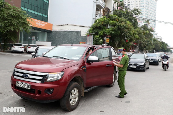 Ngày đầu TP Hà Nội siết chặt kiểm tra giấy đi đường, nhiều chốt ùn nhẹ - 6 Ngày đầu TP Hà Nội siết chặt kiểm tra giấy đi đường, nhiều chốt ùn nhẹ - 6