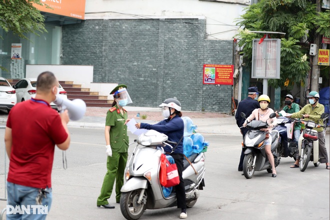 Ngày đầu TP Hà Nội siết chặt kiểm tra giấy đi đường, nhiều chốt ùn nhẹ - 7 Ngày đầu TP Hà Nội siết chặt kiểm tra giấy đi đường, nhiều chốt ùn nhẹ - 7