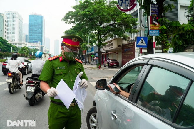 Ngày đầu TP Hà Nội siết chặt kiểm tra giấy đi đường, nhiều chốt ùn nhẹ - 4 Ngày đầu TP Hà Nội siết chặt kiểm tra giấy đi đường, nhiều chốt ùn nhẹ - 4