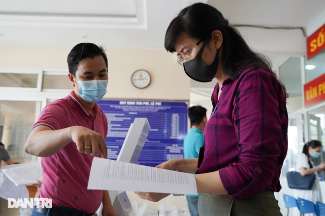 Người dân Hà Nội đổ xô đi xin giấy xác nhận ra đường, UBND phường quá tải - 10 Người dân Hà Nội đổ xô đi xin giấy xác nhận ra đường, UBND phường quá tải - 10
