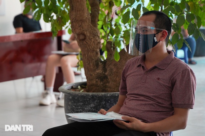 Người dân Hà Nội đổ xô đi xin giấy xác nhận ra đường, UBND phường quá tải - 3 Người dân Hà Nội đổ xô đi xin giấy xác nhận ra đường, UBND phường quá tải - 3