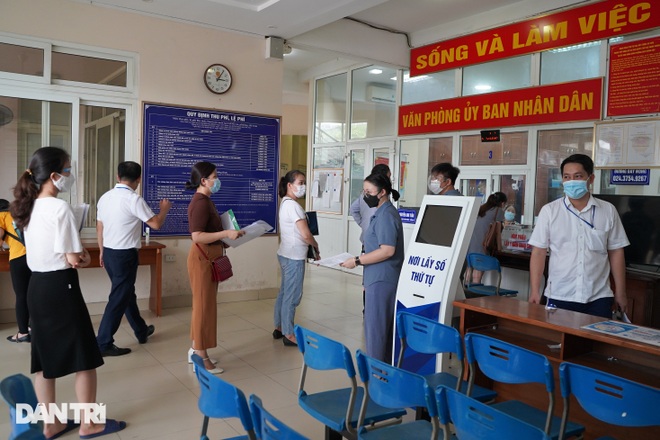 Người dân Hà Nội đổ xô đi xin giấy xác nhận ra đường, UBND phường quá tải - 8 Người dân Hà Nội đổ xô đi xin giấy xác nhận ra đường, UBND phường quá tải - 8