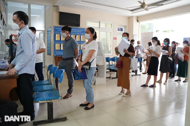 Người dân Hà Nội đổ xô đi xin giấy xác nhận ra đường, UBND phường quá tải - 7 Người dân Hà Nội đổ xô đi xin giấy xác nhận ra đường, UBND phường quá tải - 7
