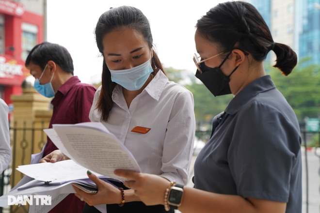 Người dân Hà Nội đổ xô đi xin giấy xác nhận ra đường, UBND phường quá tải - 6 Người dân Hà Nội đổ xô đi xin giấy xác nhận ra đường, UBND phường quá tải - 6