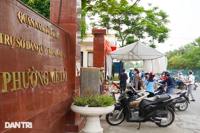 Người dân Hà Nội đổ xô đi xin giấy xác nhận ra đường, UBND phường quá tải - 11 Người dân Hà Nội đổ xô đi xin giấy xác nhận ra đường, UBND phường quá tải - 11