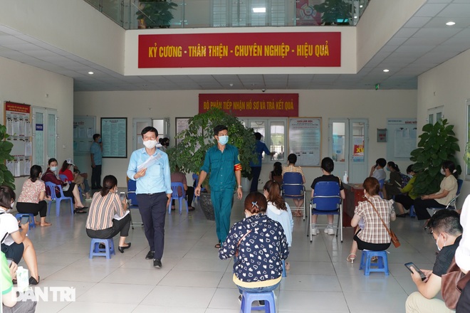 Người dân Hà Nội đổ xô đi xin giấy xác nhận ra đường, UBND phường quá tải - 2 Người dân Hà Nội đổ xô đi xin giấy xác nhận ra đường, UBND phường quá tải - 2
