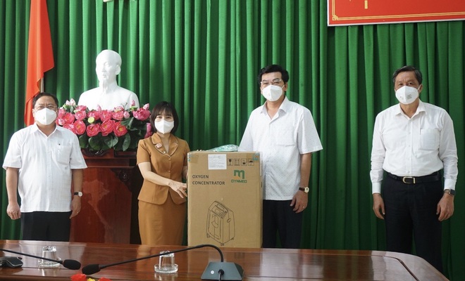 Bạn đọc Dân trí tặng 13 máy thở giúp bệnh nhân chiến đấu với Covid-19 - 6 Bạn đọc Dân trí tặng 13 máy thở giúp bệnh nhân chiến đấu với Covid-19 - 6