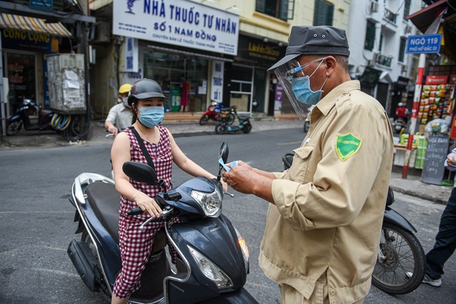 Nhiều người dân thiếu giấy đi đường, đi chợ sai ngày, không đúng giờ - 11