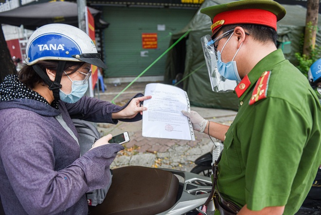 Nhiều người dân thiếu giấy đi đường, đi chợ sai ngày, không đúng giờ - 1