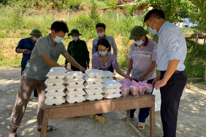 Người dân nghèo biên giới lên rừng hái sản vật ủng hộ khu cách ly - 9 Người dân nghèo biên giới lên rừng hái sản vật ủng hộ khu cách ly - 9