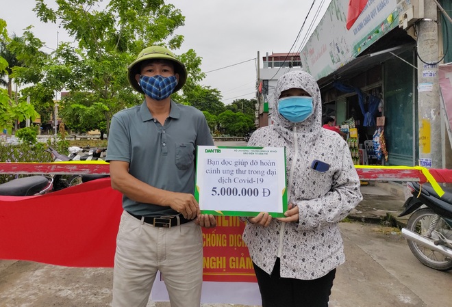 Trao nóng 5 triệu đồng tới bệnh nhân ung thư tại chốt kiểm dịch Covid-19 - 1 Trao nóng 5 triệu đồng tới bệnh nhân ung thư tại chốt kiểm dịch Covid-19 - 1