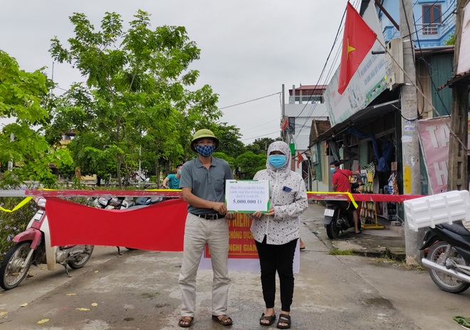Trao nóng 5 triệu đồng tới bệnh nhân ung thư tại chốt kiểm dịch Covid-19 - 2 Trao nóng 5 triệu đồng tới bệnh nhân ung thư tại chốt kiểm dịch Covid-19 - 2