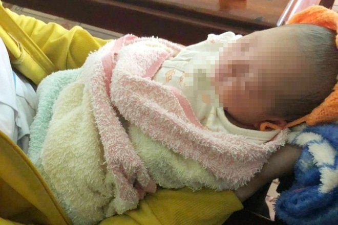 Bé sơ sinh bị bỏ rơi ngay ngã ba đường - 1 Bé sơ sinh bị bỏ rơi ngay ngã ba đường - 1