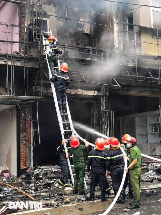 Cửa hàng gas cháy dữ dội, nhiều bình gas nổ như bom - 4 Cửa hàng gas cháy dữ dội, nhiều bình gas nổ như bom - 4
