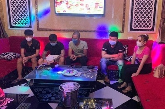 Mang ma túy vào quán karaoke để bay lắc